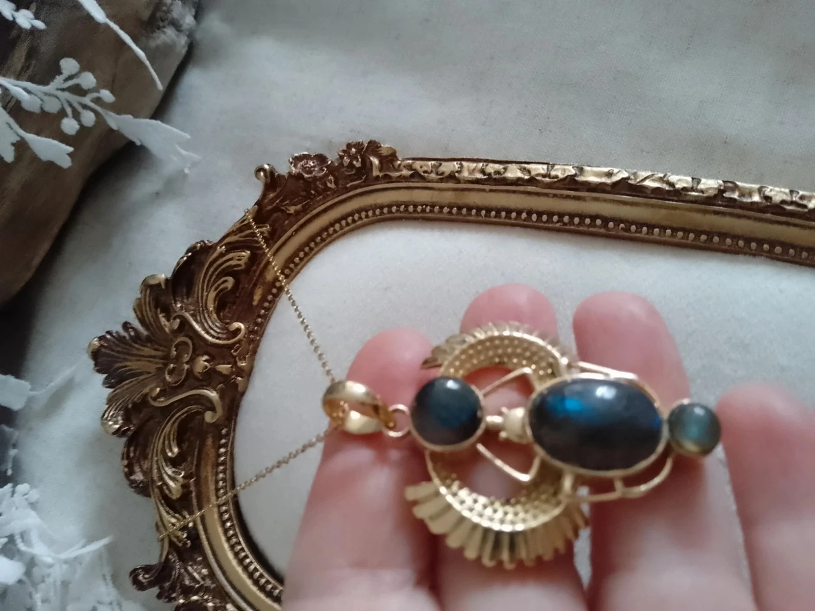 Collier pendentif scarabée doré pierres de labradorite – photo 3